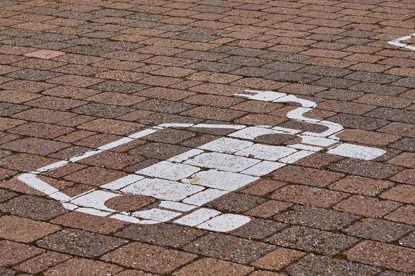 Jakie akcesoria są niezbędne przy eksploatacji pojazdu hybrydowego typu plug-in?